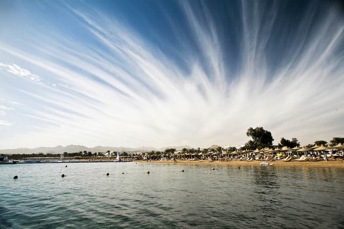 Glasklares, warmes Wasser am Strand von Sharm El Sheikh