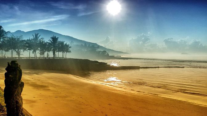 Magisches Licht am Strand von Candidasa, aufgenommen in Bali im Mai