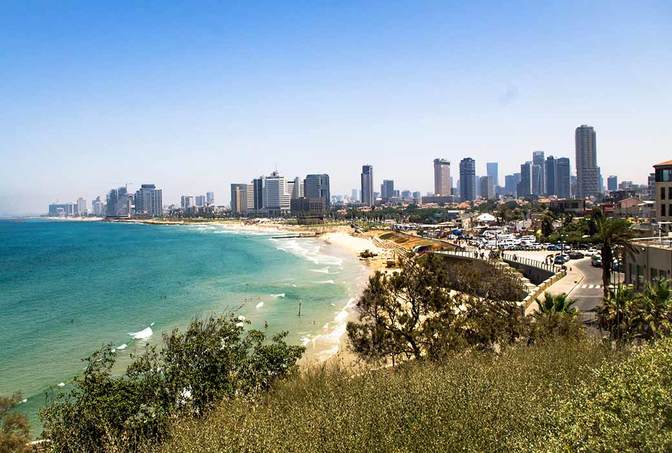 Blick über den langgestreckten Strand vor Tel Aviv im Juli