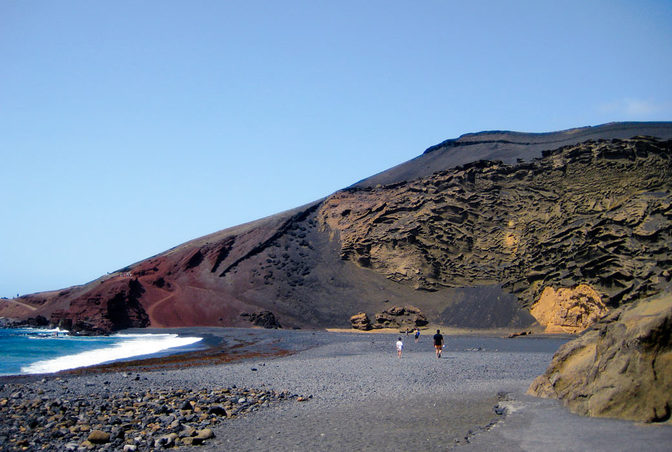 Schwarzer Vulkansand an der Playa el Golfo – aufgenommen im Juli