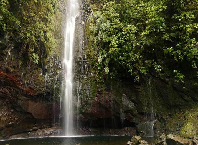 Madeira im Januar - an den fünfundzwanzig Quellen (25 Fontes), einer Gruppe von Wasserfällen in Rabaçal, Paul da Serra