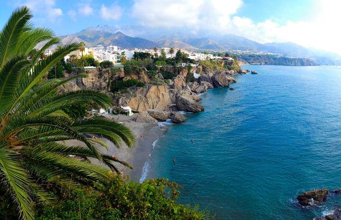 Malagas beliebte Nachbarin, der hübsche Badeort Nerja – aufgenommen im Oktober