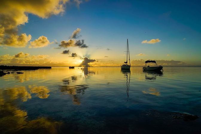 50 Shades of Blue: Sonnenaufgang an der Blue Bay Mauritius