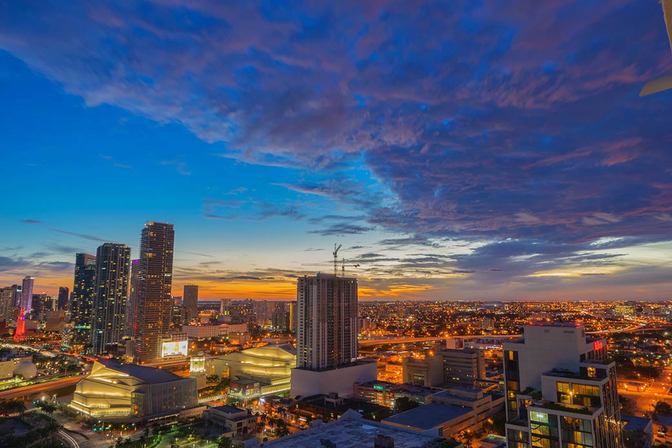 Stadt und Himmel leuchten golden - Ein Sonnenuntergang vor Downtown Miami