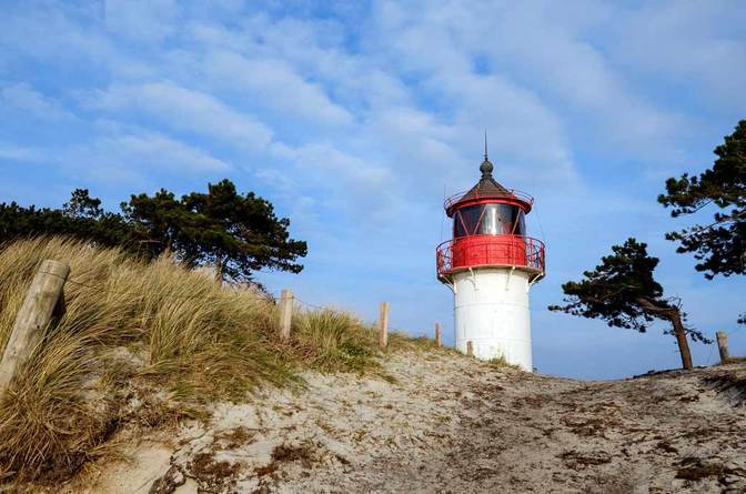 Der Leuchtturm auf dem Gellen, einer Landzunge von Hiddensee. Augenommen im April.