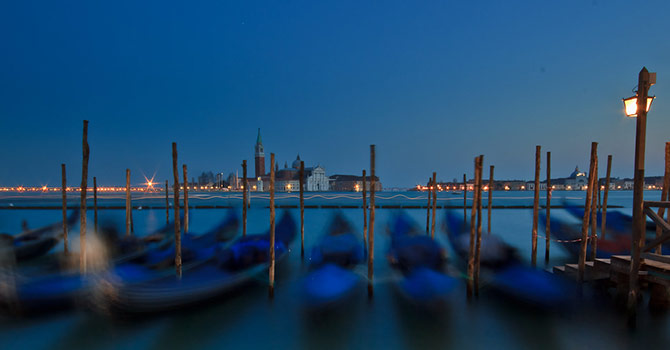 Verschwommene Gondeln zur blauen Stunde in Venedig