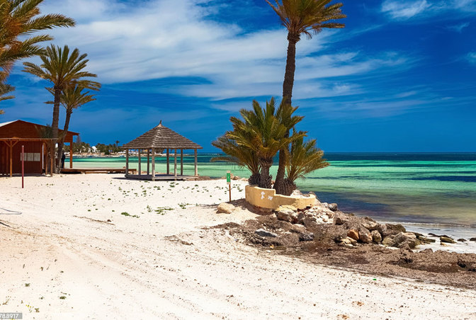 Paradiesischer Strand mit türkisenem Wasser: Djerba im Juli