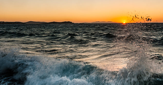 Wildes Meer auf Mykonos, mit dieser besonderen September-Sonne