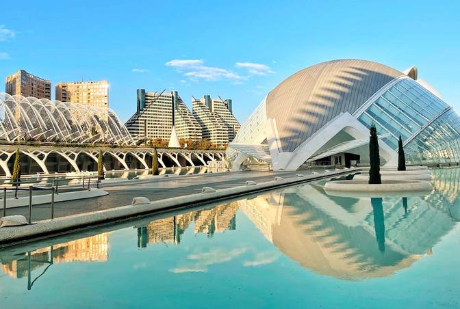 Auch architektonisch ist Einiges geboten: Die  Ciutat de les Arts i les Ciències von Valencia