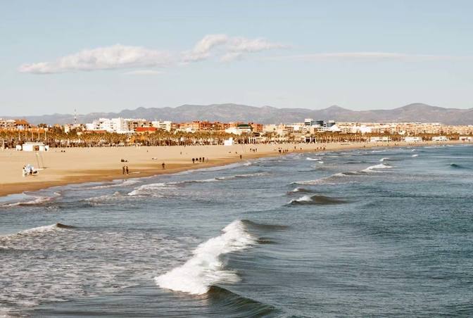 Am Strand von Valencia, dahinter die sanften Hügel von Puzol