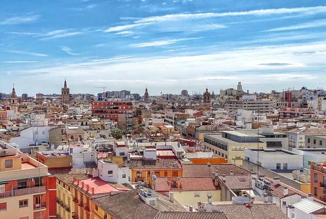 Bunte Häuser und strahlend blauer Himmel: Valencia strahlt